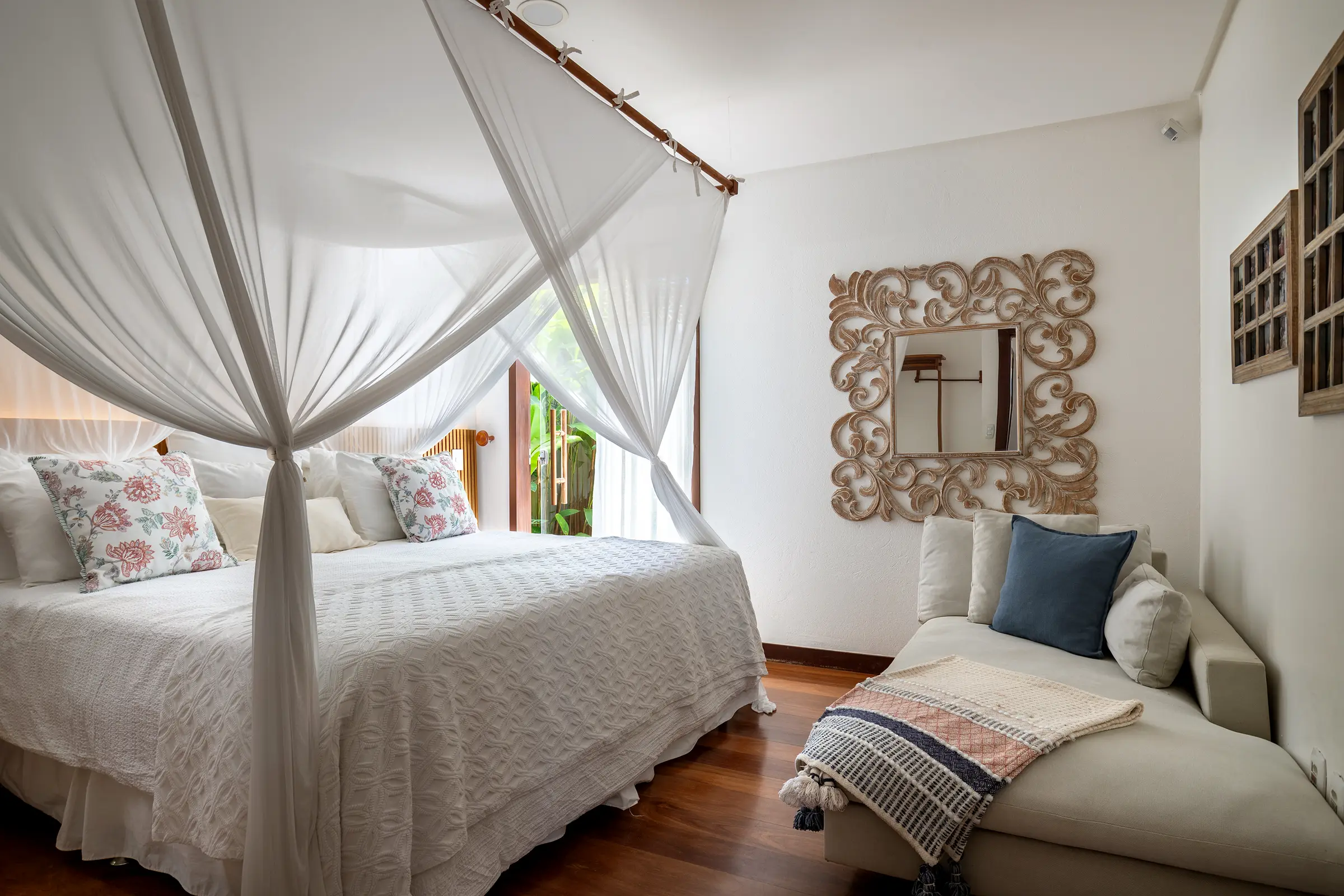 Quarto com dossel, espelho entalhado e janela para o jardim